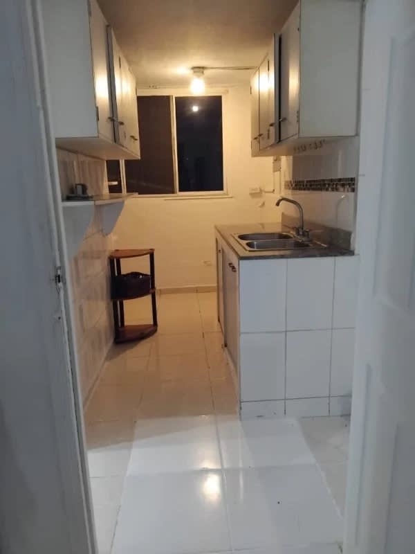 Kitchen with granite counters, upper white cabinets, double sink, natural light Betania Panama for rent