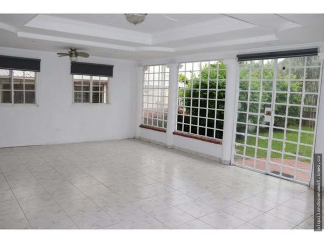 Spacious hallway with tiled floors, decorative railing and bright light Betania Club X