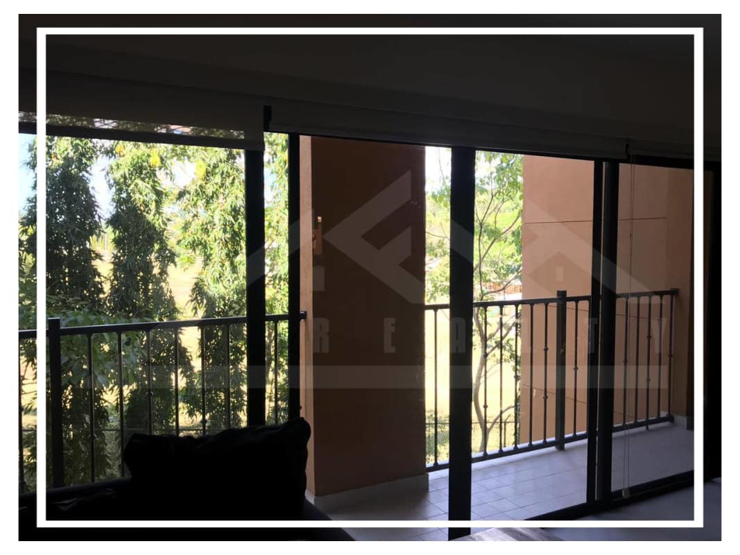 Living area with balcony access and neutral finishes at PH Embassy Club Clayton Panama