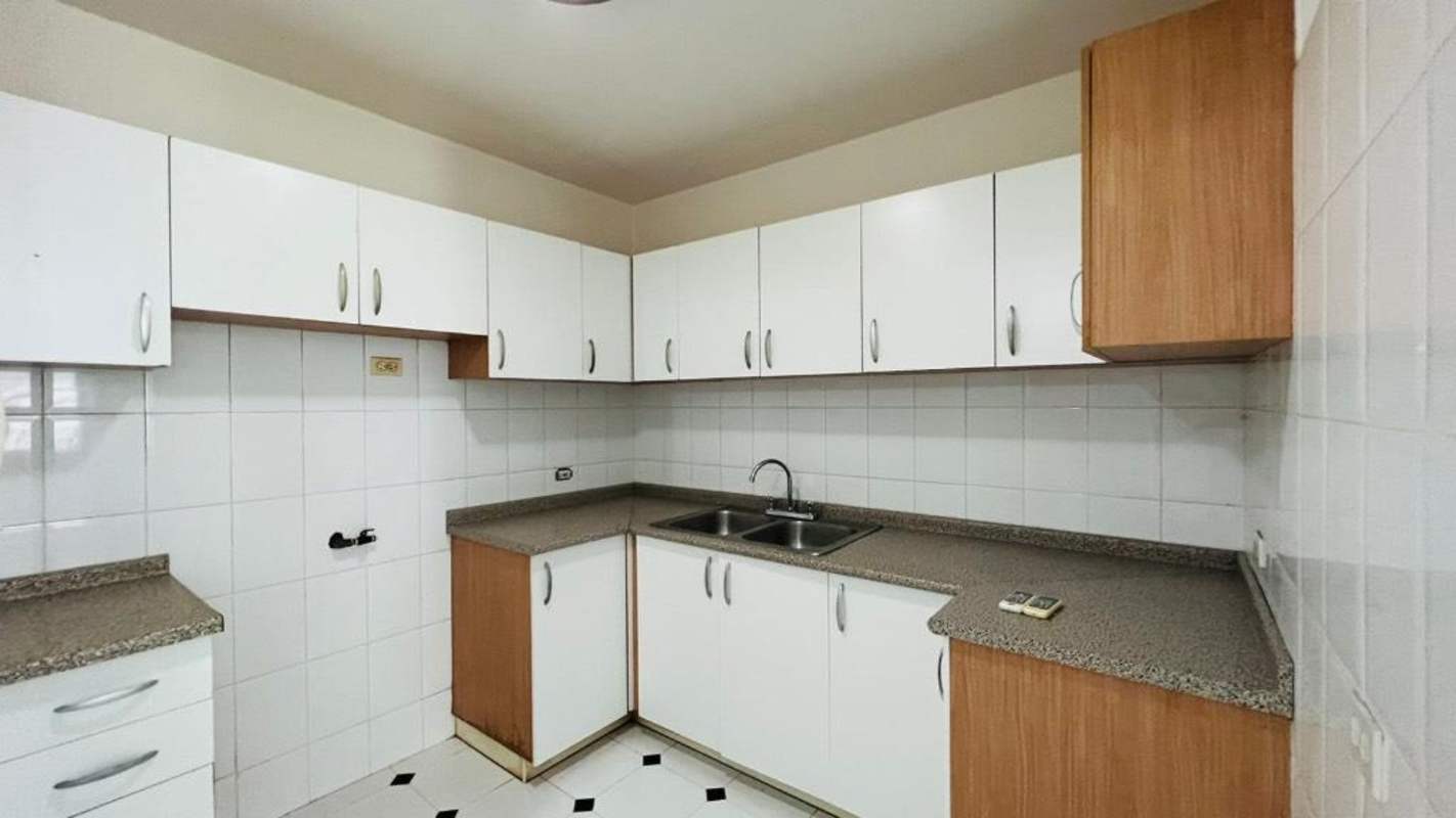 Corner room with large windows, roller blinds, tiled floor and AC in Edison Park Panama