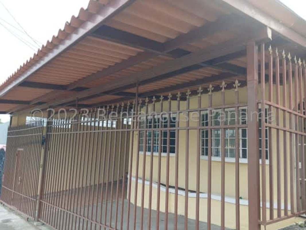 Front of single-family house with metal gate, fencing, beige facade in El Crisol Villa Lucre