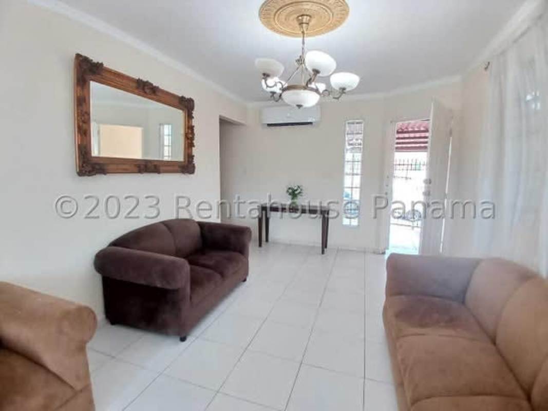 Covered parking space with metal gate and fencing at El Crisol Villa Lucre home