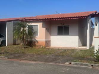 Single-story house facade with tiled roof and front yard in Arboledas Los Castaños La Chorrera for sale
