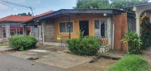Large fenced backyard of single-family house in Villa Guadalupe La Villa de Los Santos Panama