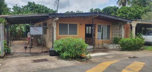 Single-family house front with porch and carport in Villa Guadalupe La Villa de Los Santos Panama