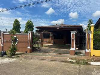 Bright living area with ceiling fan and ceramic floor in house for rent La Chorrera Panama