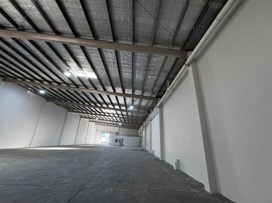 Spacious empty warehouse for lease in Costa del Este industrial park Panama