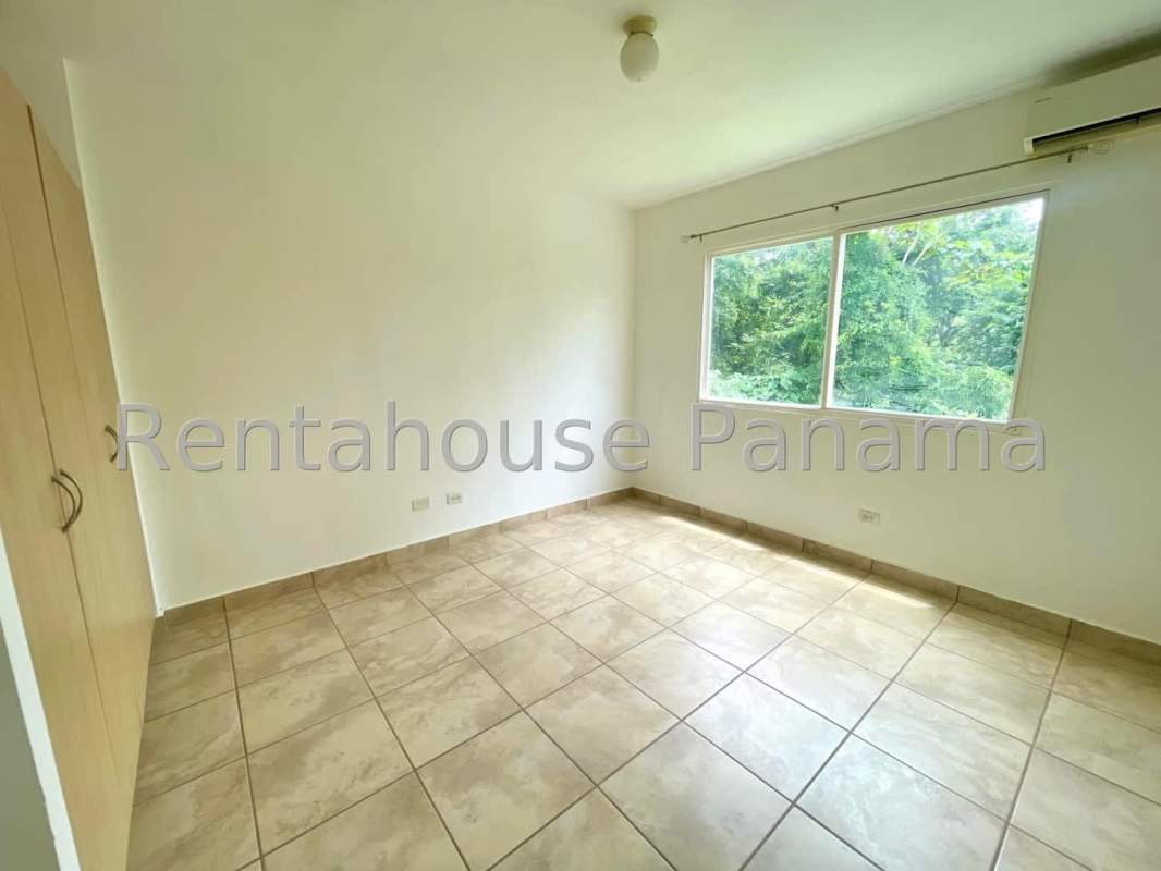 Community swimming pool with splash fountains and tennis court in PH Everest Panama