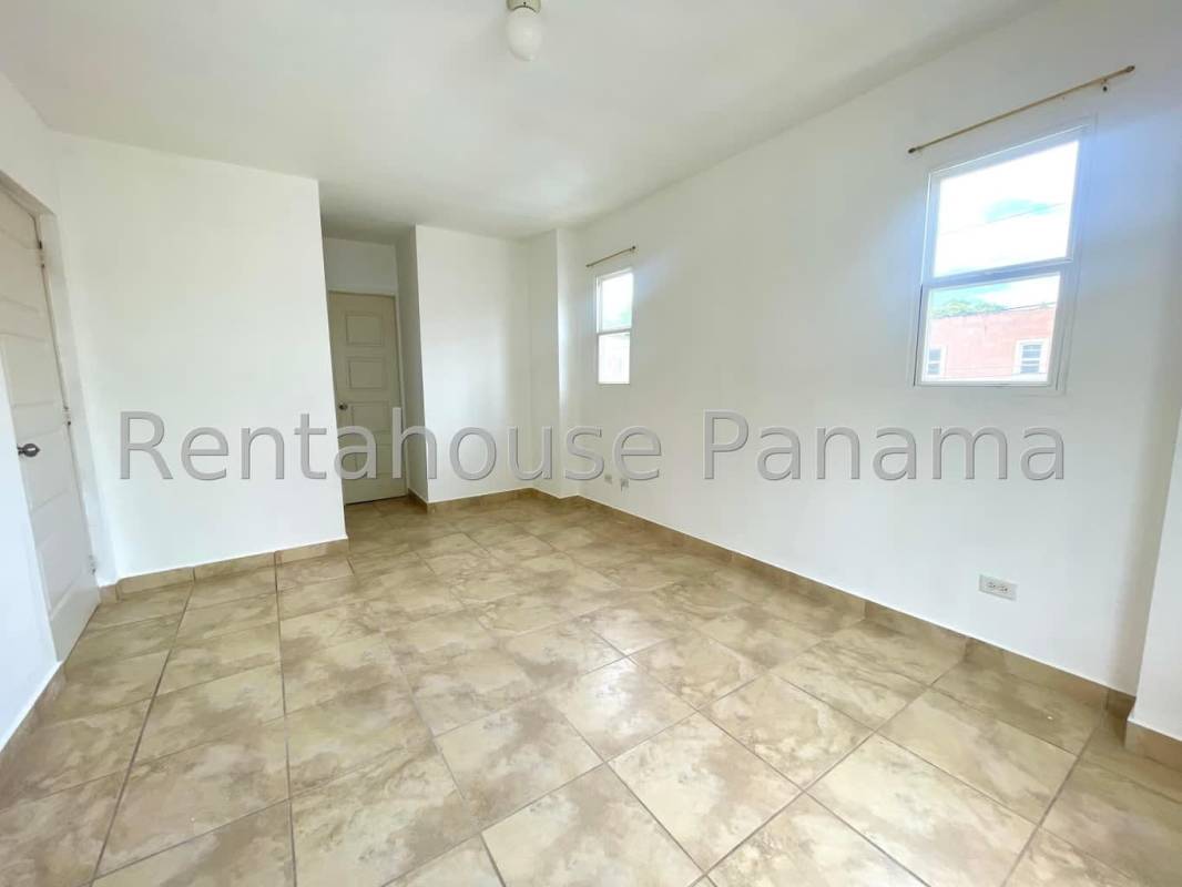 Spacious living room with ceramic tiles and natural lighting in PH Everest Panama