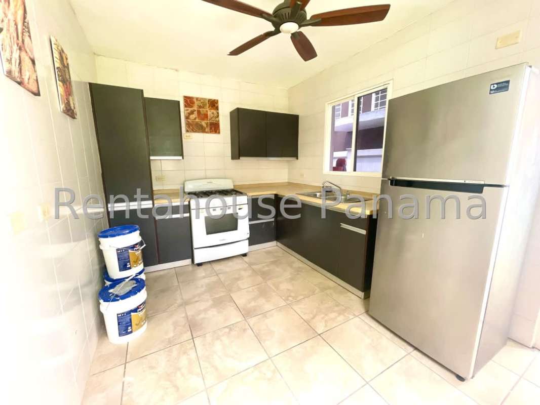 Bright bedroom with ceramic tile floor and large window PH Everest Panama