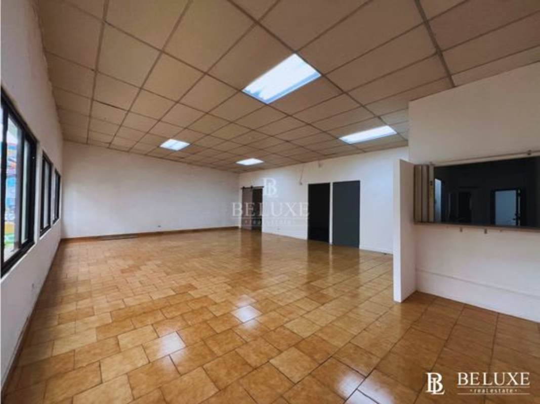 Small private office with ceiling vent and minimal decor in PH Vista Brasil Panama