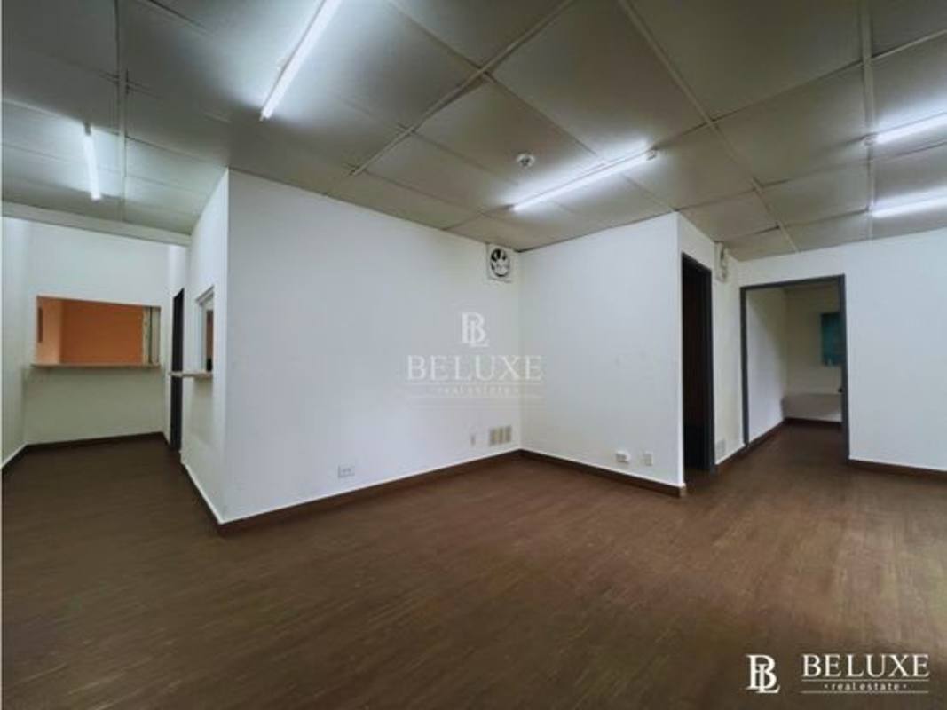 Private enclosed office with white walls and window, PH Vista Brasil Via Brasil Panama City