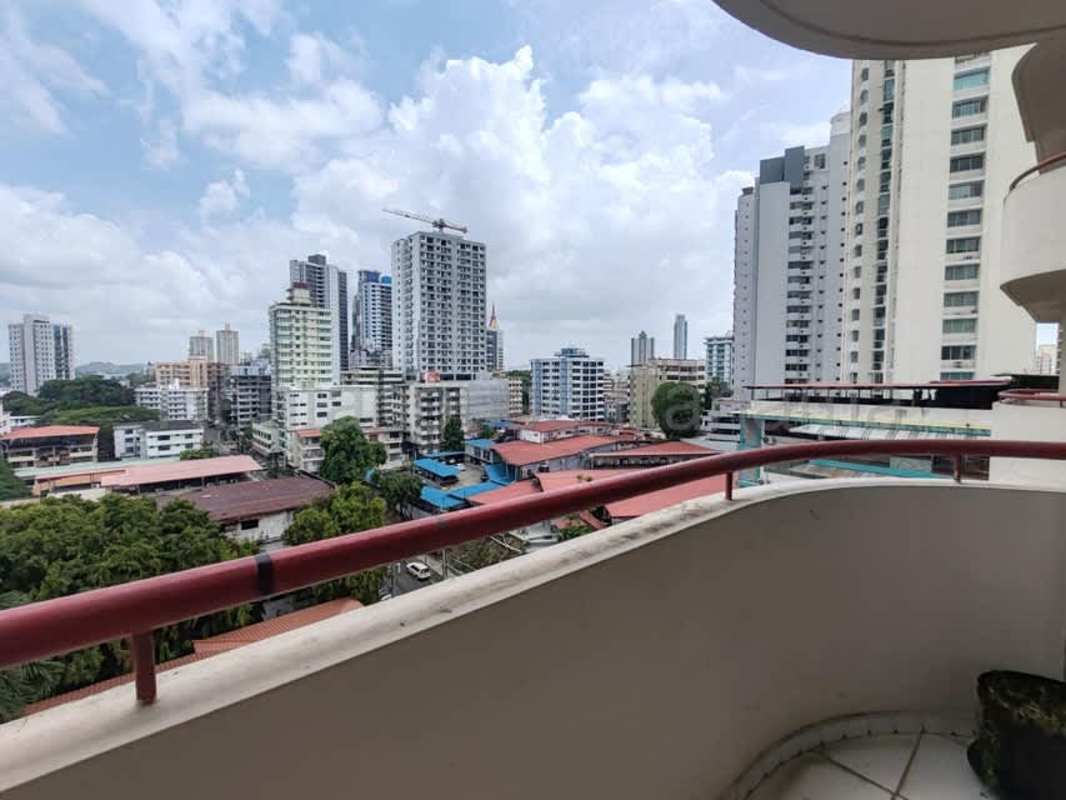 Spacious bedroom with built-in closet, split AC, ceiling fan in El Cangrejo apartment