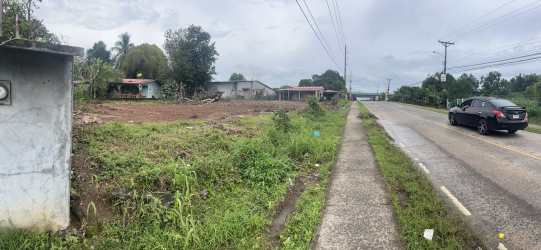 Vacant lot in Arraiján with main road access and sidewalk infrastructure near commercial area
