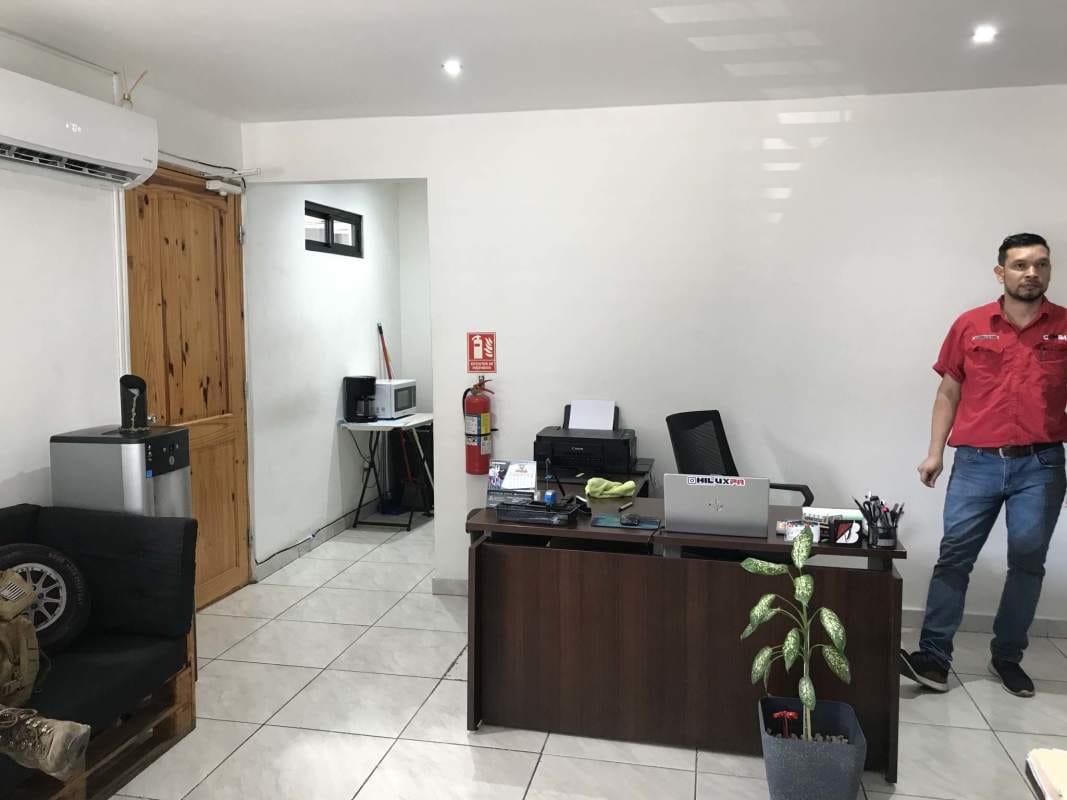 Furnished small office inside commercial warehouse with AC in Parque Lefevre Panama