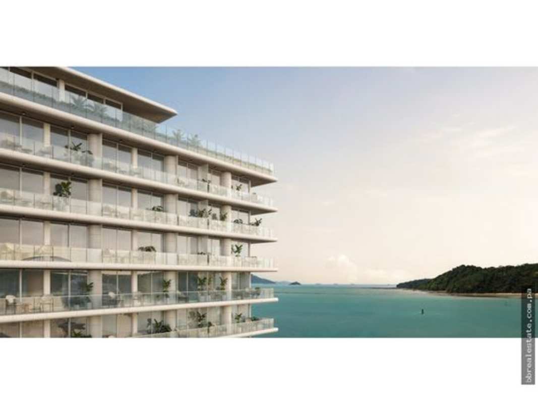 Beachfront terrace with sun loungers, palm trees and ocean view at PH Nautilus Panama