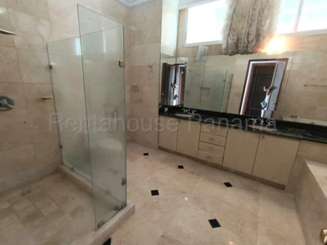 Master bathroom with marble finishes, double sink, bathtub and glass shower in Punta Roca Paitilla