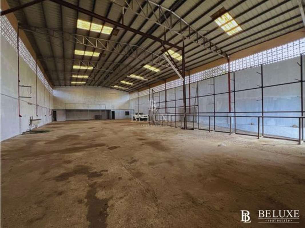 Commercial warehouse main entry gate with truck access in Pueblo Nuevo Panama