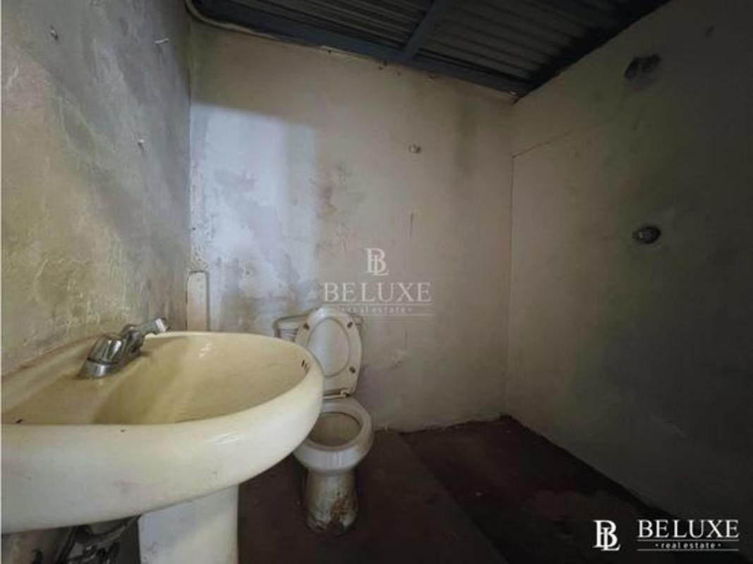 Private enclosed office inside industrial warehouse in Panama for rent