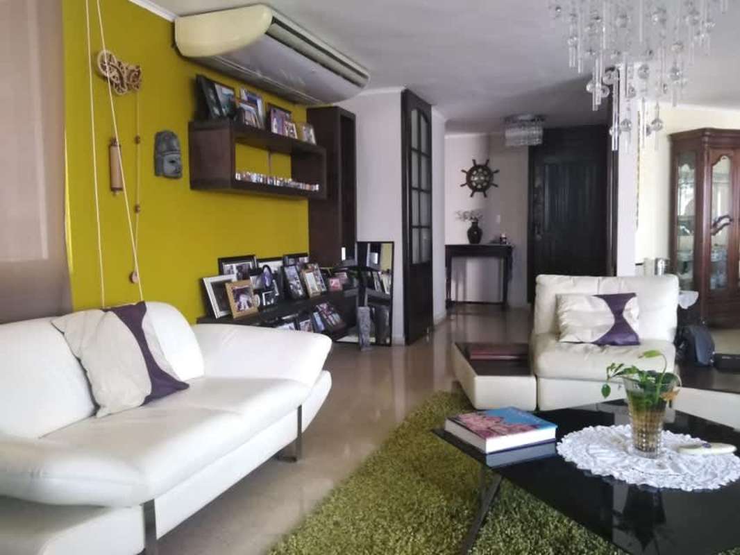 Large master bedroom with en-suite, walk-in closet, neutral colors Punta Paitilla apartment rental