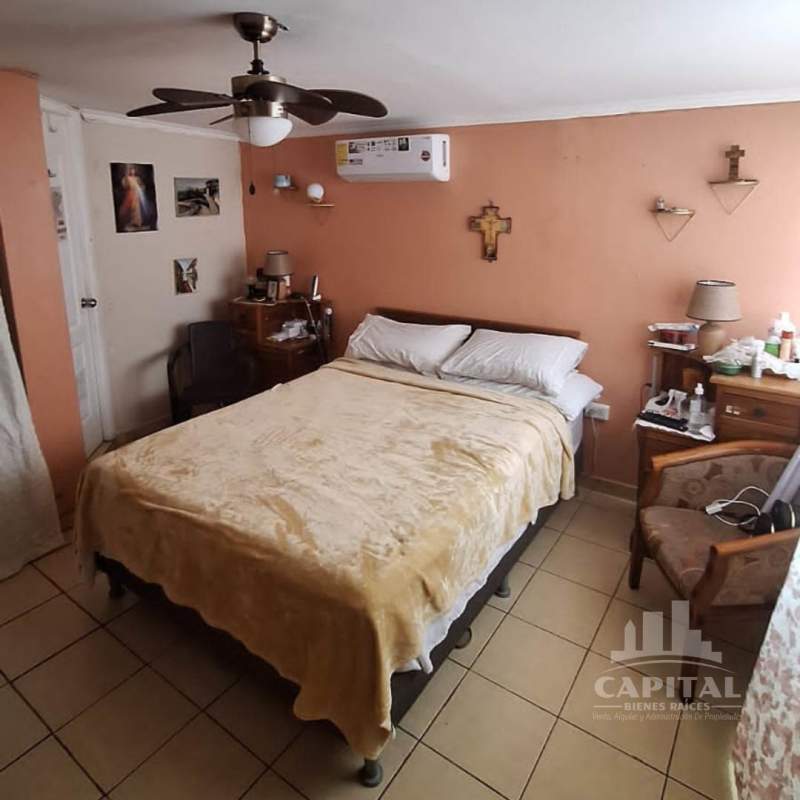 Bedroom with ceiling fan, split air conditioning, cozy furnishings corner house Betania Panama