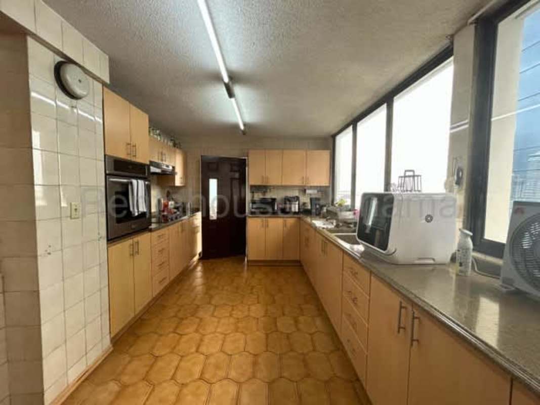 Master suite bedroom with panoramic ocean views and classic finishes PH La Gaviota Avenida Balboa Panama