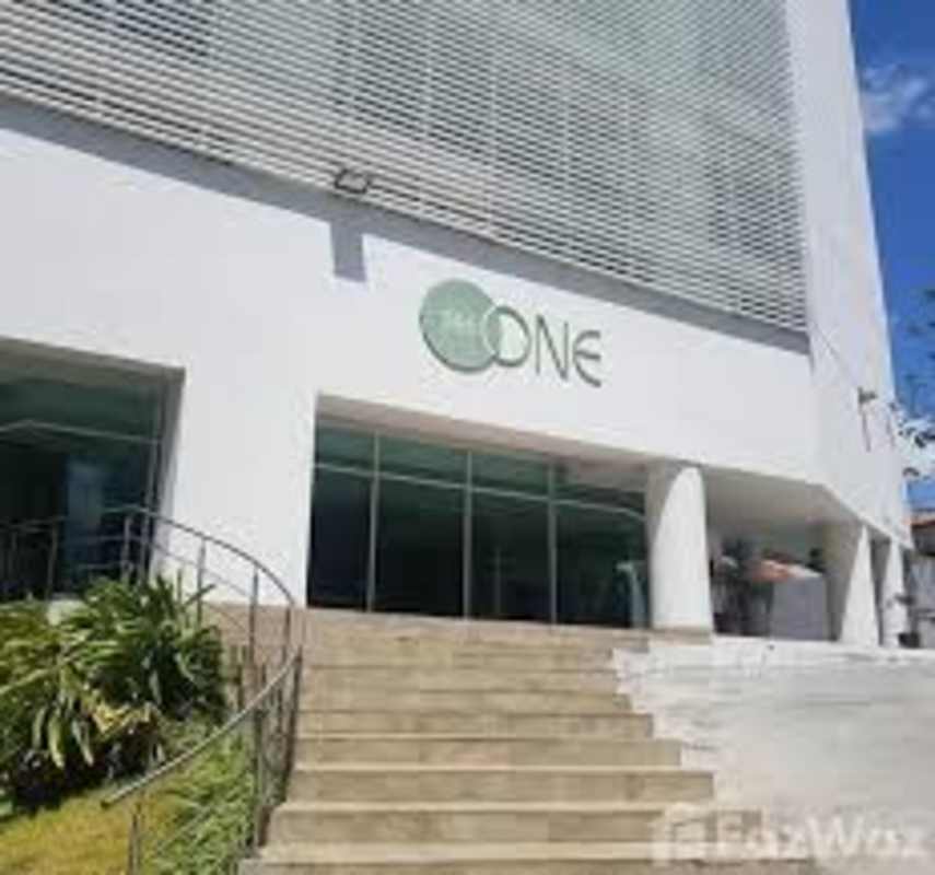 Spacious lobby with seating area, modern decor and reception PH Tee One Panama City