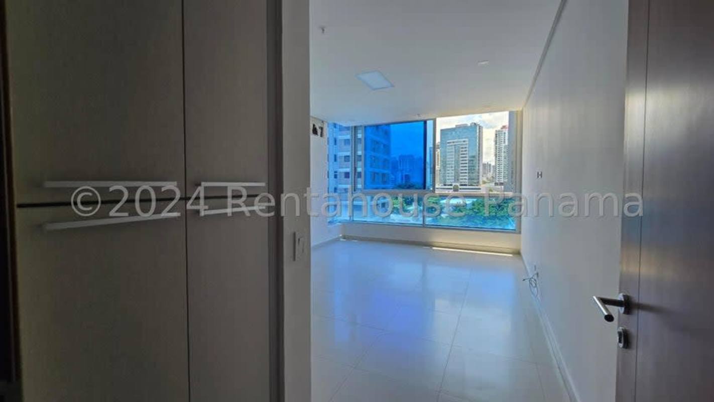 Bright bedroom with en-suite bathroom, built-in wardrobe PH Marina Plaza Panama City
