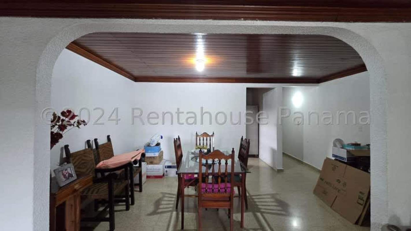 Living room with wood-paneled ceiling, tiled floors, archways in Betania house