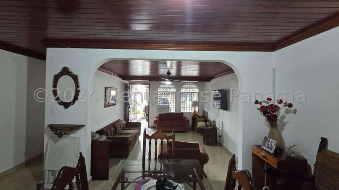 Annex room with wood ceiling, sliding door, and desk in Betania house Panama