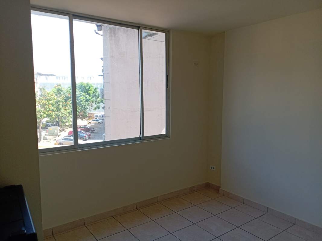 Bedroom with natural lighting, beige tile floor and big window PH Las Lomas 12 de Octubre Panama
