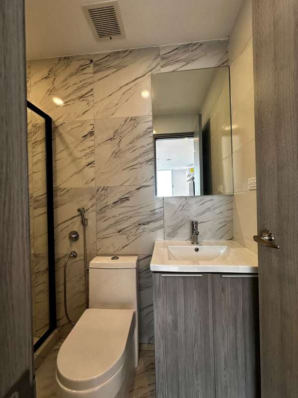 Modern bathroom marble wall tiles sink vanity PH BICSA Ave Balboa Panama