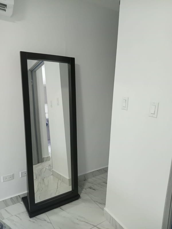 Modern space with floor mirror, marble floors, split AC PH BICSA Avenida Balboa