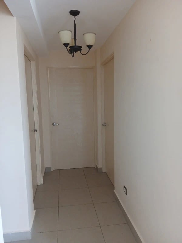 Bedroom with wooden bunk bed ceiling fan large window PH Condado Country Club Condado del Rey Panama