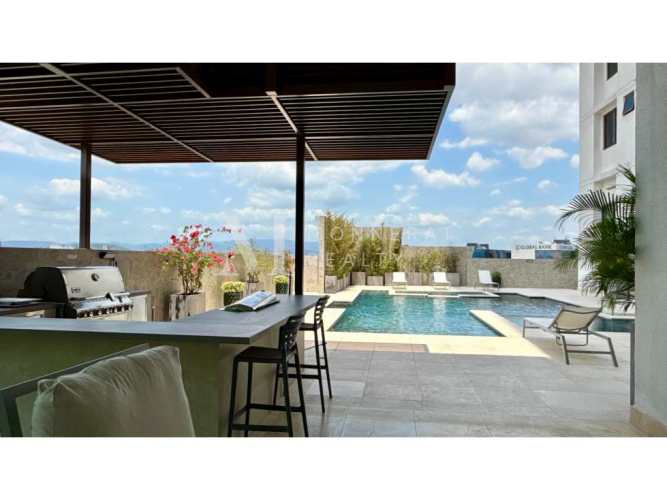 Indoor golf room with simulator and putting green at Greenview Santa María