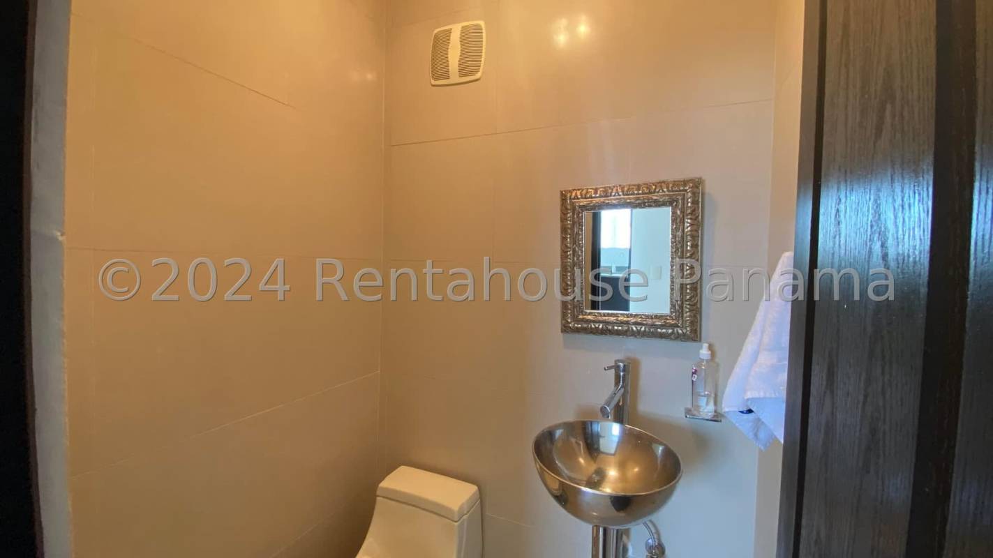 Bright master bedroom with large window, built-in closet and skyline views in PH Window Tower San Francisco Panama