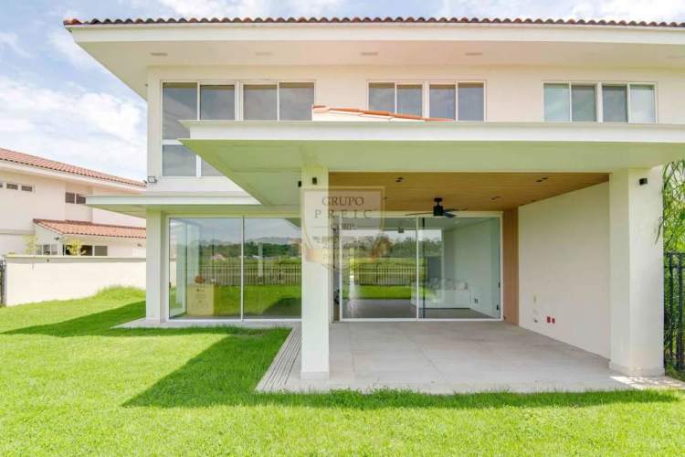 Luxury private swimming pool with landscaped garden in Fairway Estates Santa María Panama City