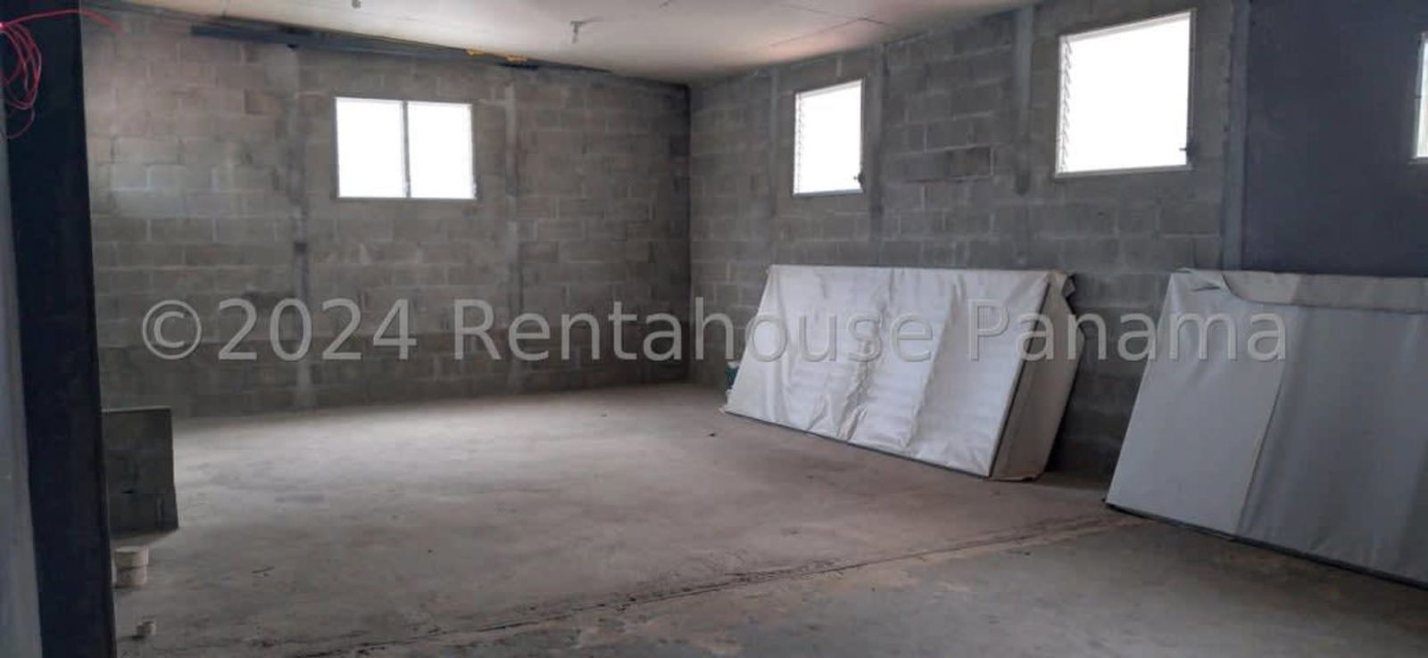 Commercial House with Warehouse for Rent Parque Lefevre