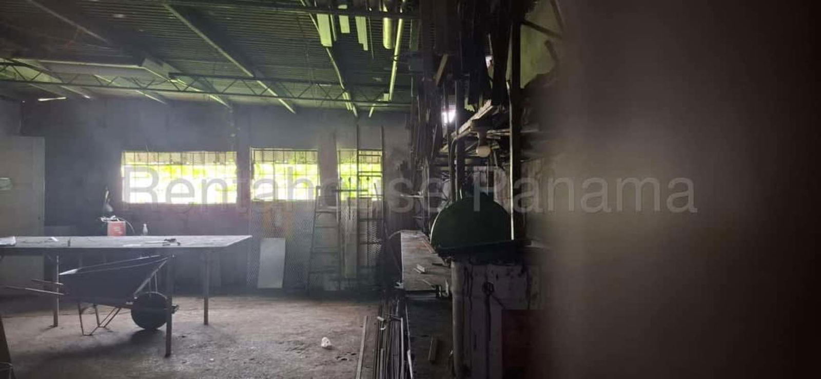 Industrial mezzanine workshop inside commercial property Parque Lefevre Panama