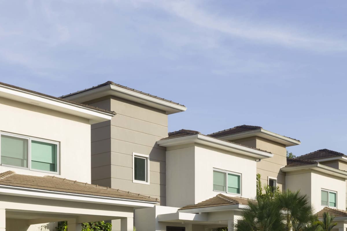 Expansive pool and gardens in Altos del Parque Condado del Rey Panama