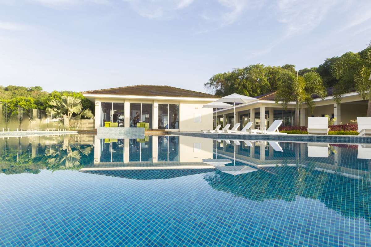 Villa-style swimming pool with sun loungers Altos del Parque Condado del Rey
