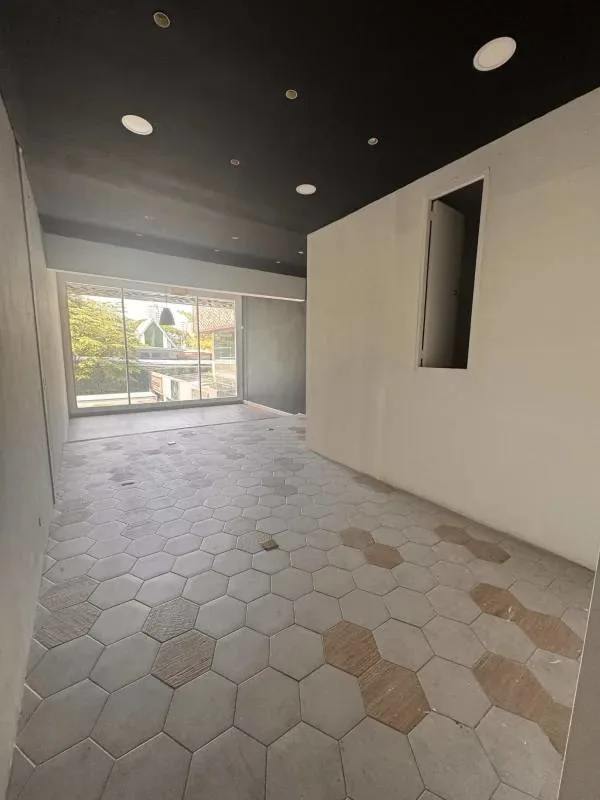Commercial retail space with large glass door, hexagonal tile floor in Plaza SF69 San Francisco Panama City