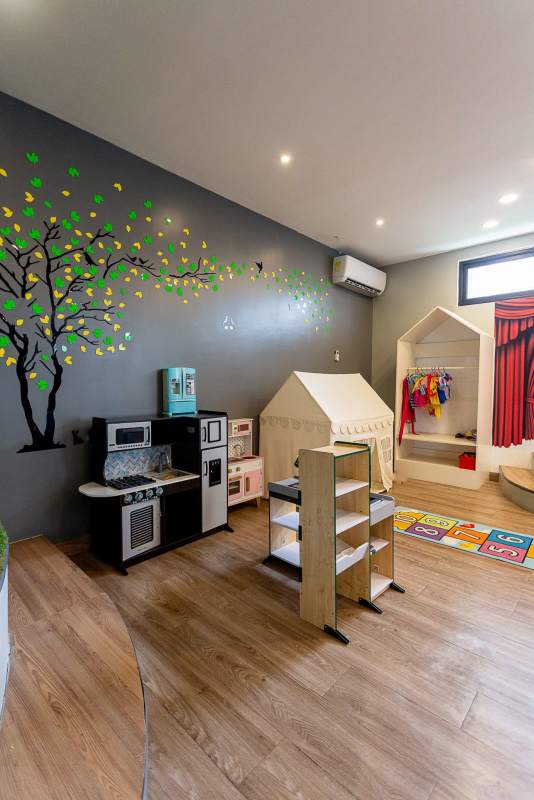 Shared workspace with world map wall décor in PH Mi Condado Condado del Rey Panama