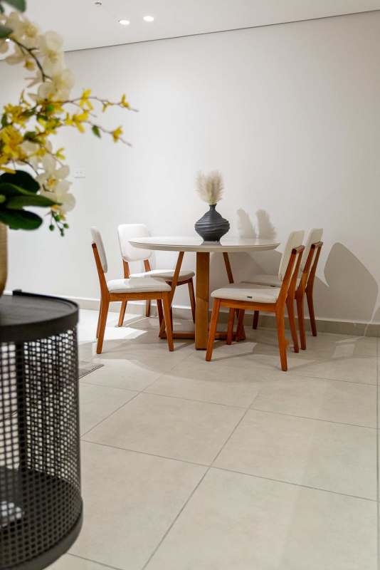 Dining space with round table and minimalist design in PH Mi Condado Condado del Rey