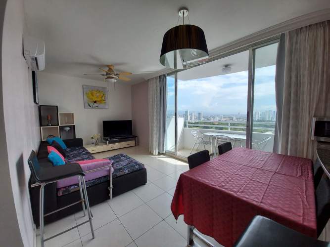 Skyline infinity swimming pool with lounge area PH Torre Capri San Francisco Panama