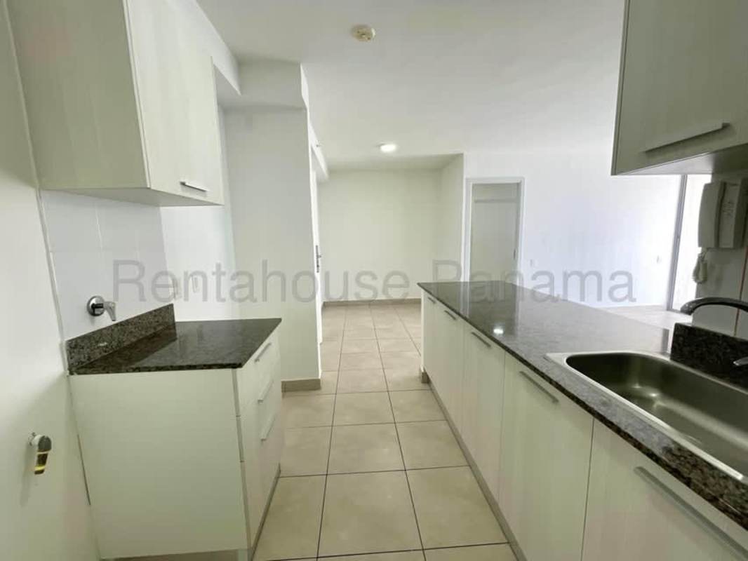 Bedroom in PH Alai apartment Carrasquilla with built-in closet and tiled floors