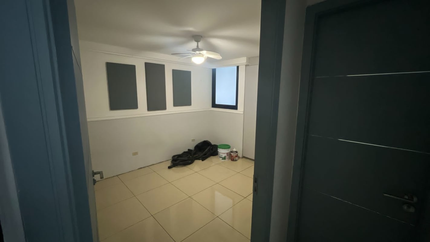 Bathroom with shower, modern sink and tile finish in PH Terrazas del Rey Panama City rental