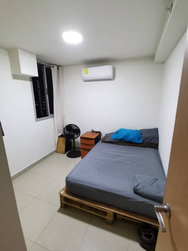 Minimalist furnished bedroom with AC and pallet bed PH Rokas Condado del Rey Panama