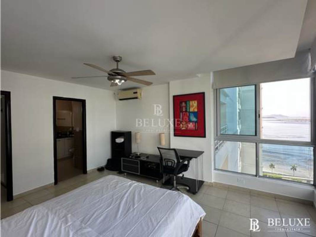 Relaxing meditation garden and rooftop jacuzzi ocean skyline views PH Bayfront Tower Panama