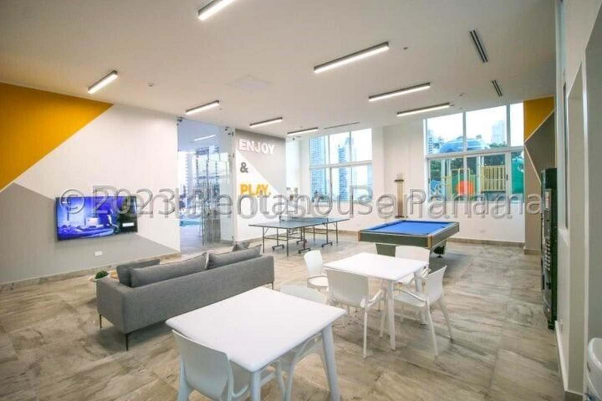 Infinity edge rooftop swimming pool panoramic skyline view PH Bella Vista Tower Panama City